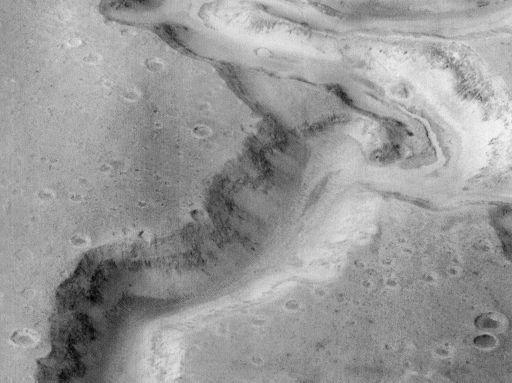 Erosionsrinnen auf dem Mars (NASA)